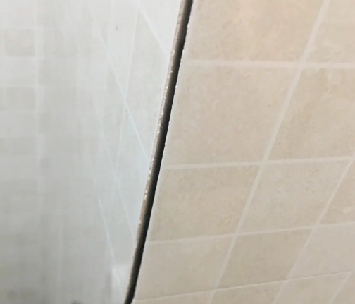 黄岛瓷砖空鼓维修公司分享阳台瓷砖脱落的修复过程可以分为以下几个步骤