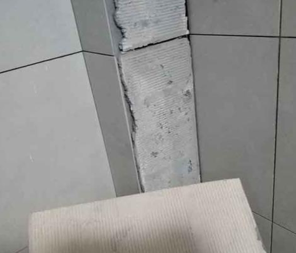黄岛瓷砖空鼓维修公司分享下厨房瓷砖脱落的补救措施。